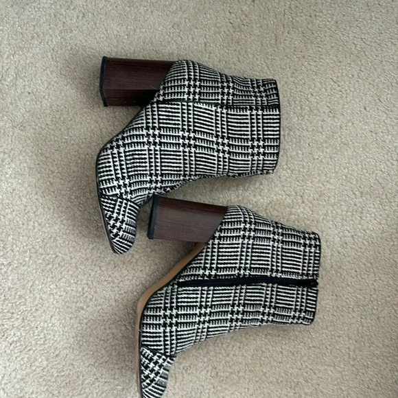 Stylish Black and White Heeled Boots🐼 - Picture 1 of 7